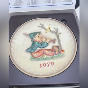 1979 Goebel Plate vintage plate in excellent condition box has some wear.